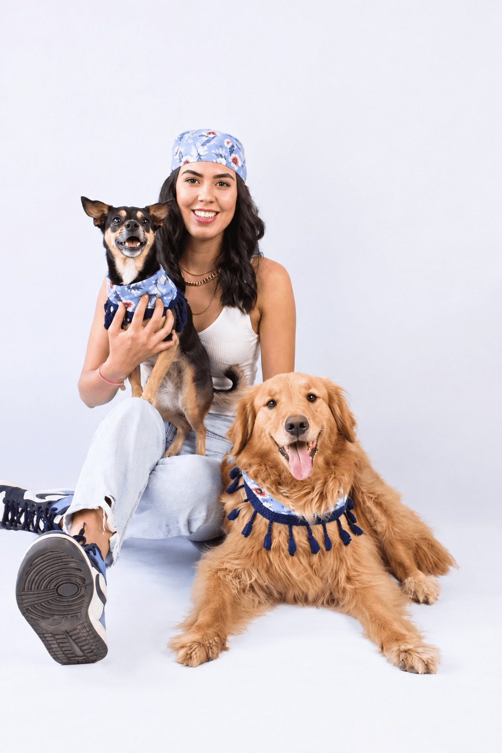 María Fernanda López Valencia acompañada de dos perritos